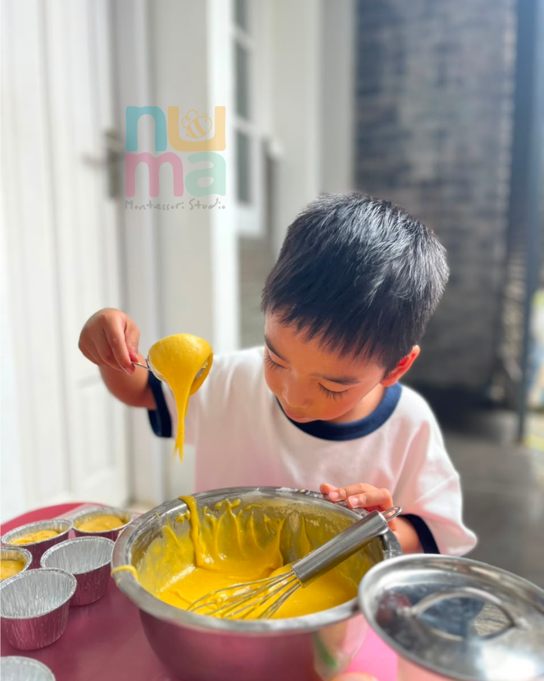 Membuat Bolu di Kelas Montessori: Belajar dari Kehidupan Sehari-hari.