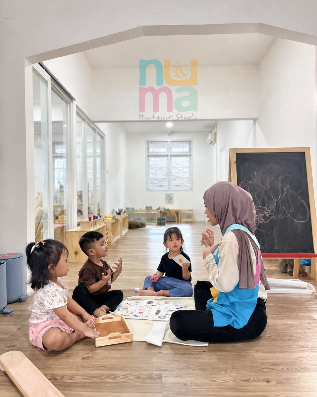 Di Kelas Montessori, Anak Tidak Selalu Bekerja Sendiri