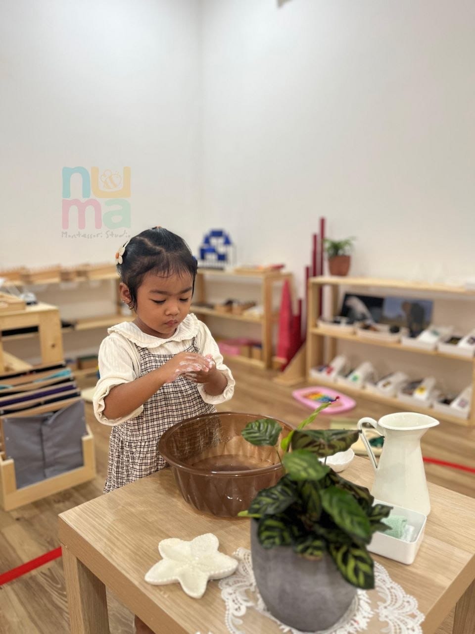 Mengapa Mencuci Tangan Menjadi Salah Satu Aktivitas Awal di Casa dei Bambini